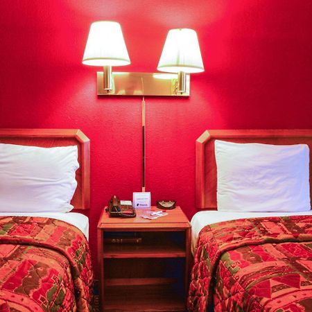 Econo Lodge Уиллоубрук Экстерьер фото