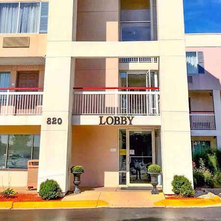 Econo Lodge Уиллоубрук Экстерьер фото