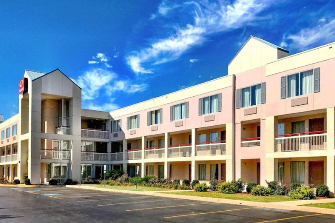Econo Lodge Уиллоубрук Экстерьер фото