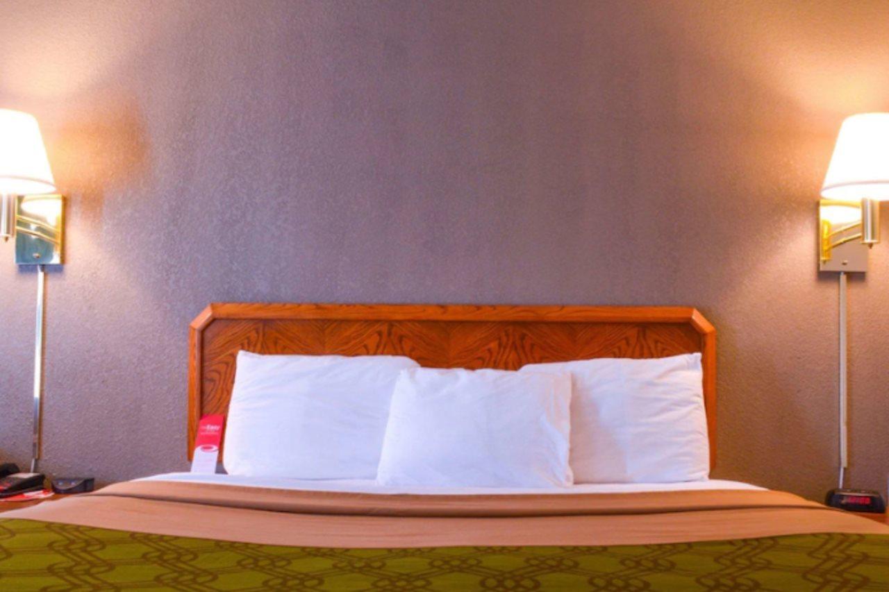 Econo Lodge Уиллоубрук Экстерьер фото