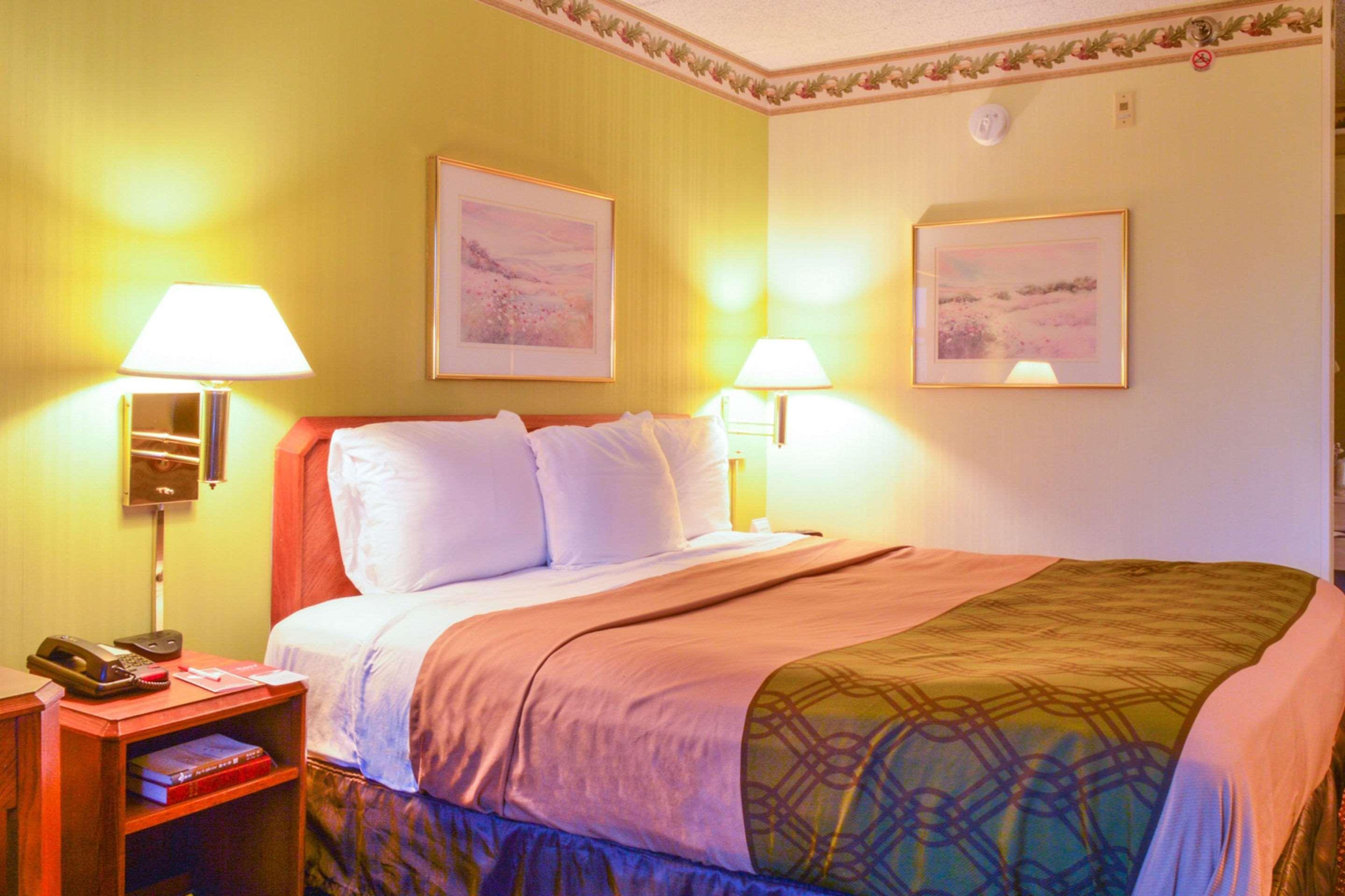 Econo Lodge Уиллоубрук Экстерьер фото