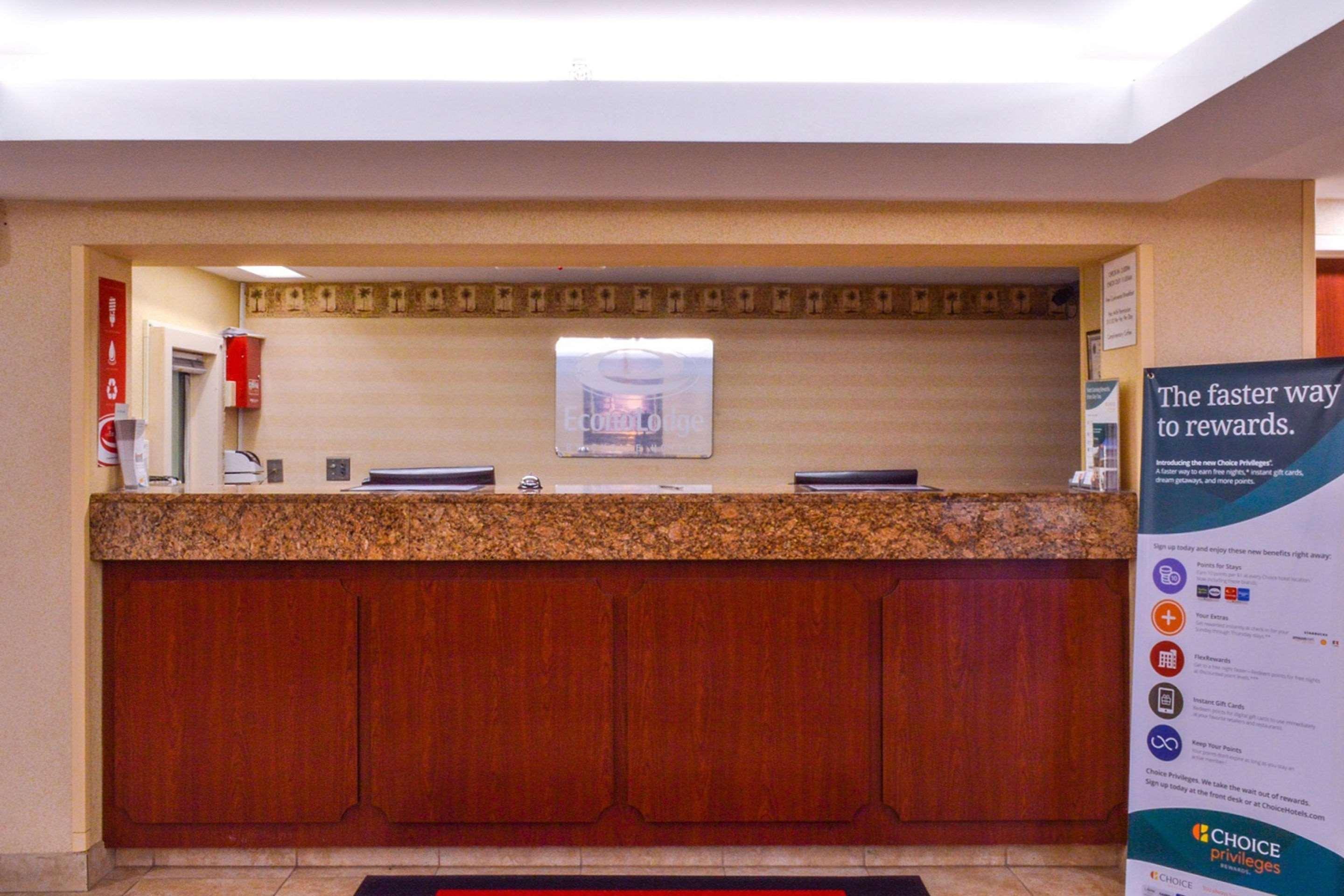 Econo Lodge Уиллоубрук Экстерьер фото