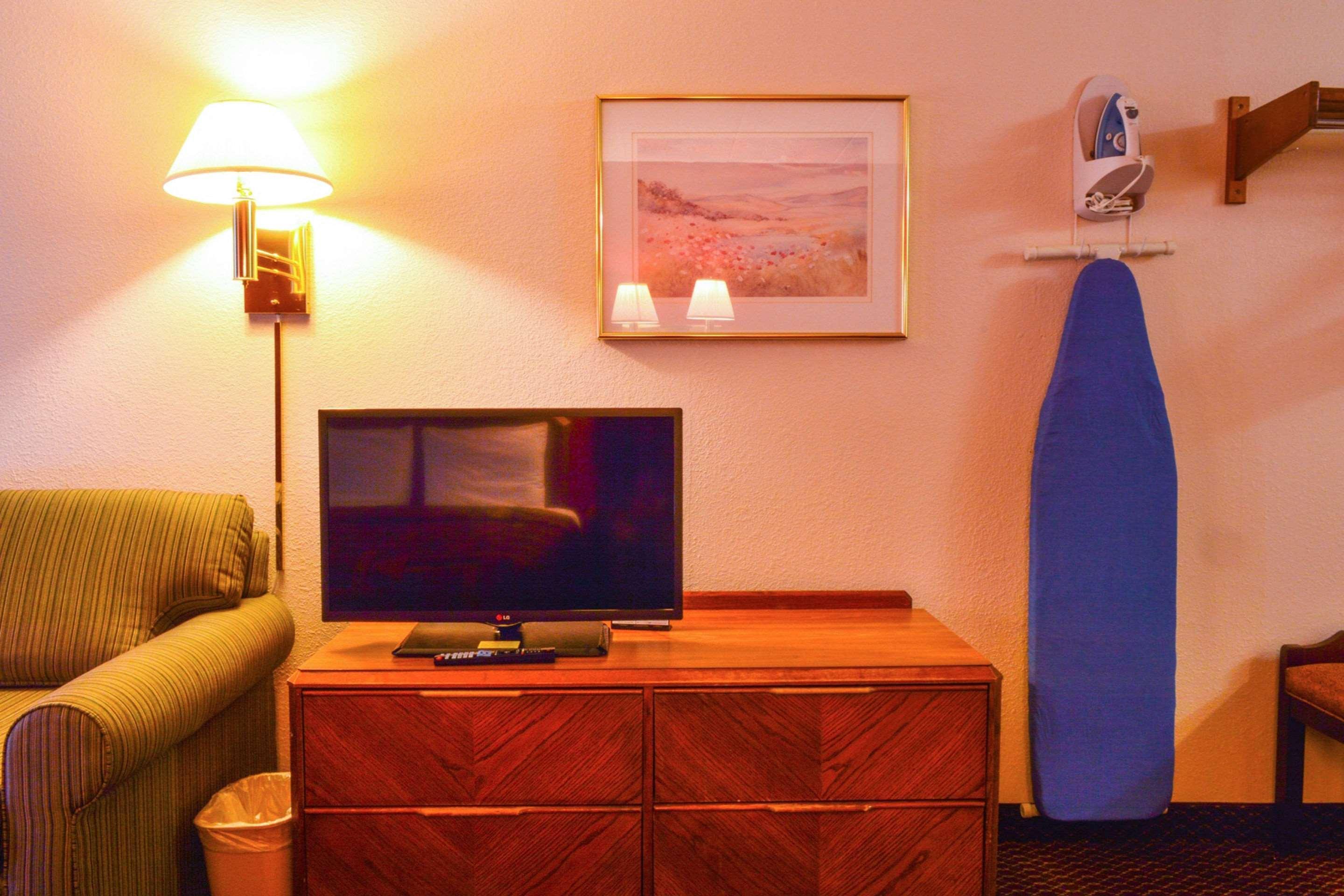 Econo Lodge Уиллоубрук Экстерьер фото