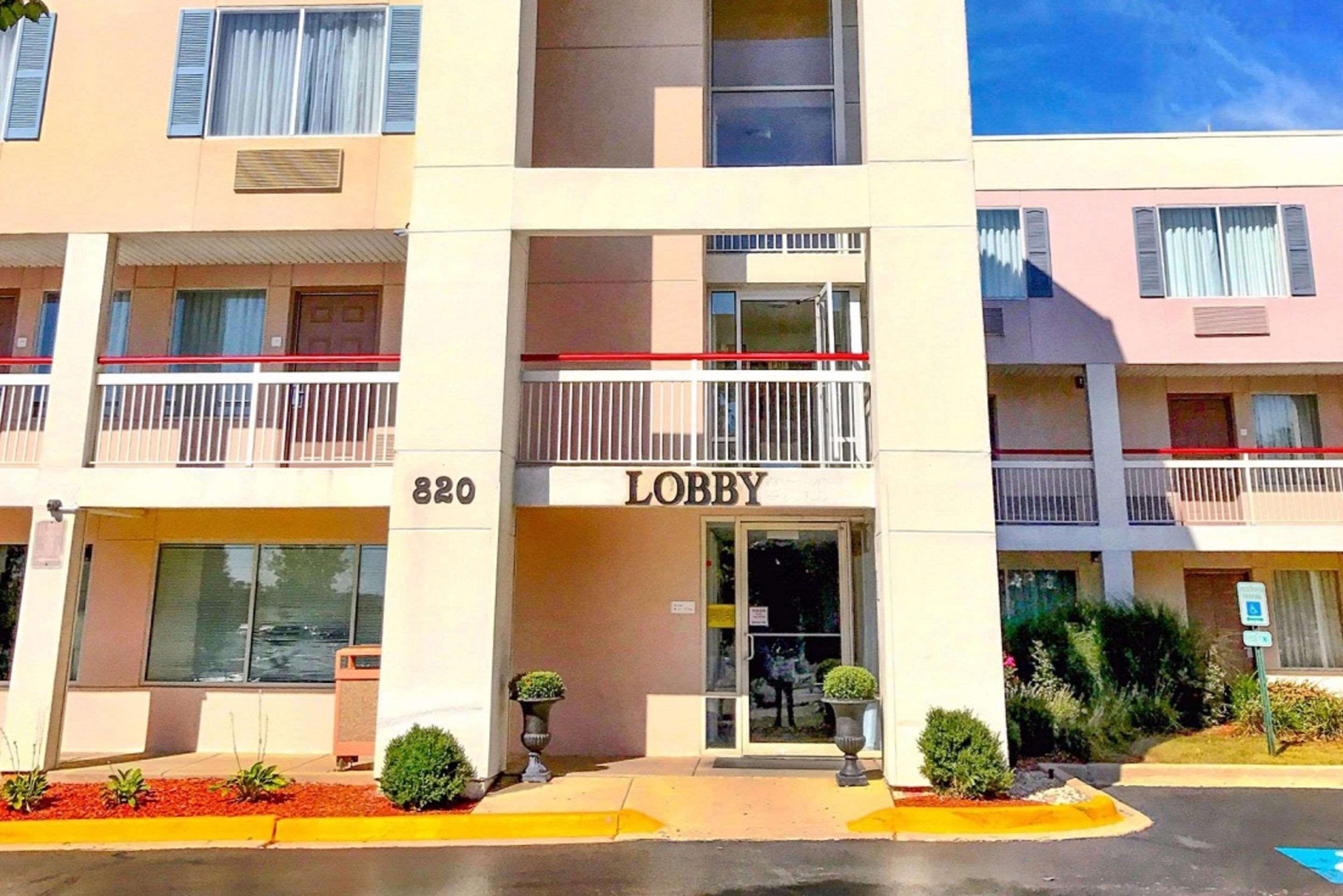 Econo Lodge Уиллоубрук Экстерьер фото