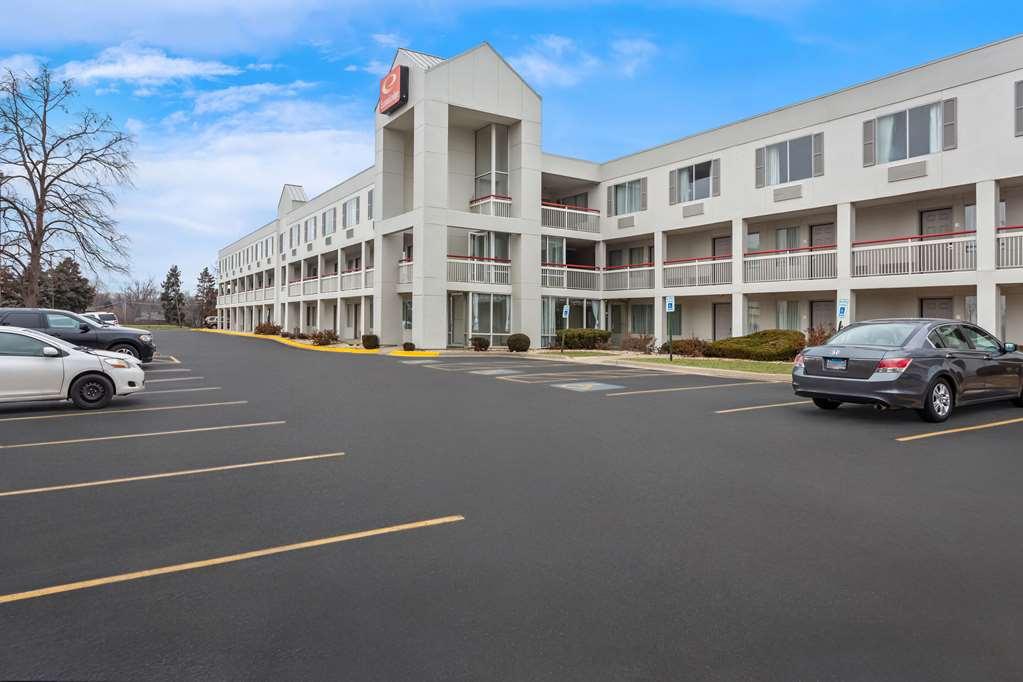 Econo Lodge Уиллоубрук Экстерьер фото
