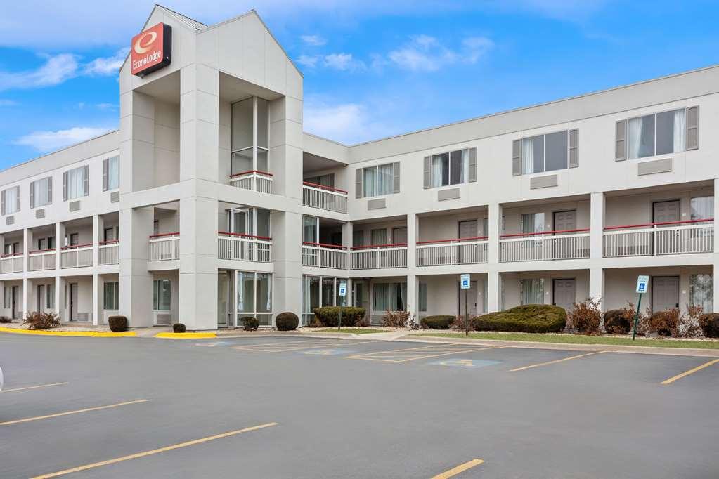 Econo Lodge Уиллоубрук Экстерьер фото