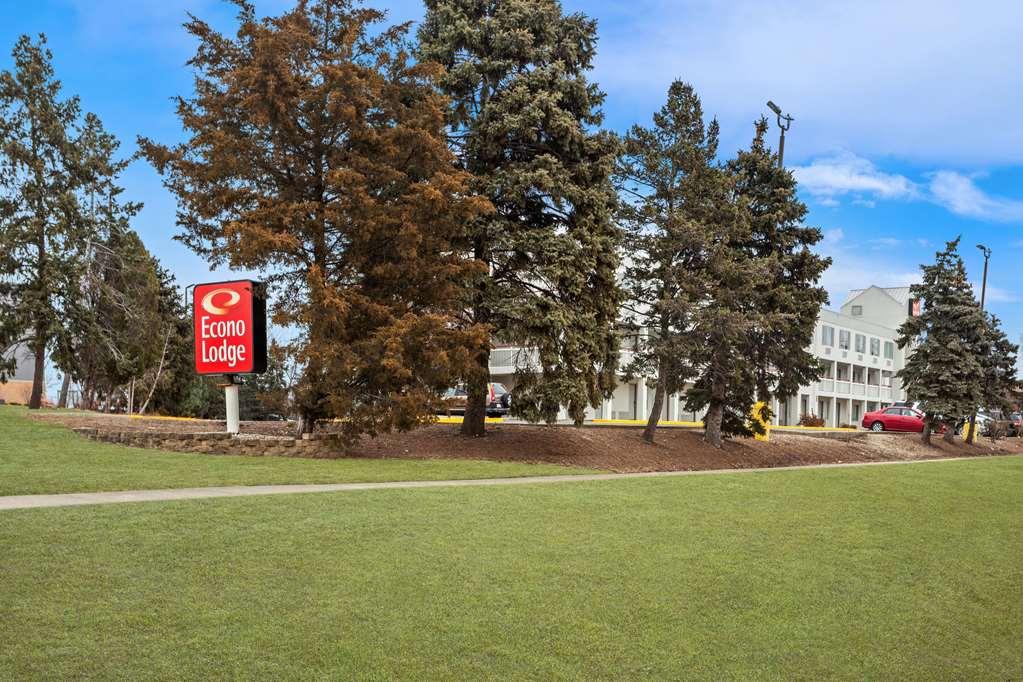 Econo Lodge Уиллоубрук Экстерьер фото