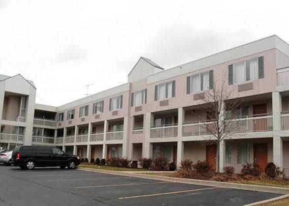 Econo Lodge Уиллоубрук Экстерьер фото