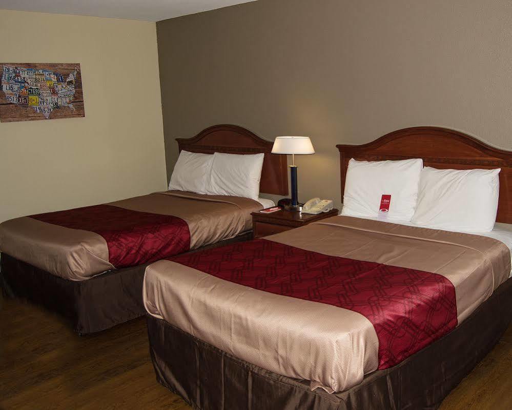 Econo Lodge Уиллоубрук Экстерьер фото